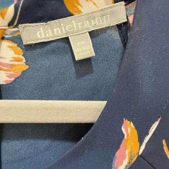 Daniel Rainn. Blue Floral, Zip Back Top. Size Petite Medium. - Picture 7 of 9